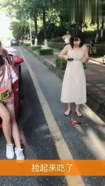 街头吃瓜女孩