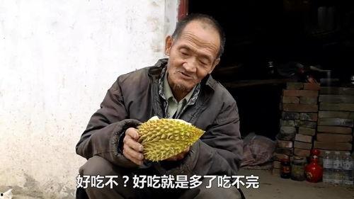 农村大爷吃瓜,悠闲生活的一抹清凉