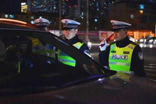 酒驾司机假装吃瓜,真相令人咋舌！