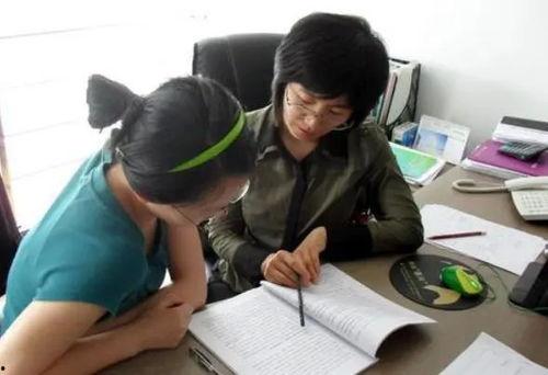 老师给孩子补课吃瓜